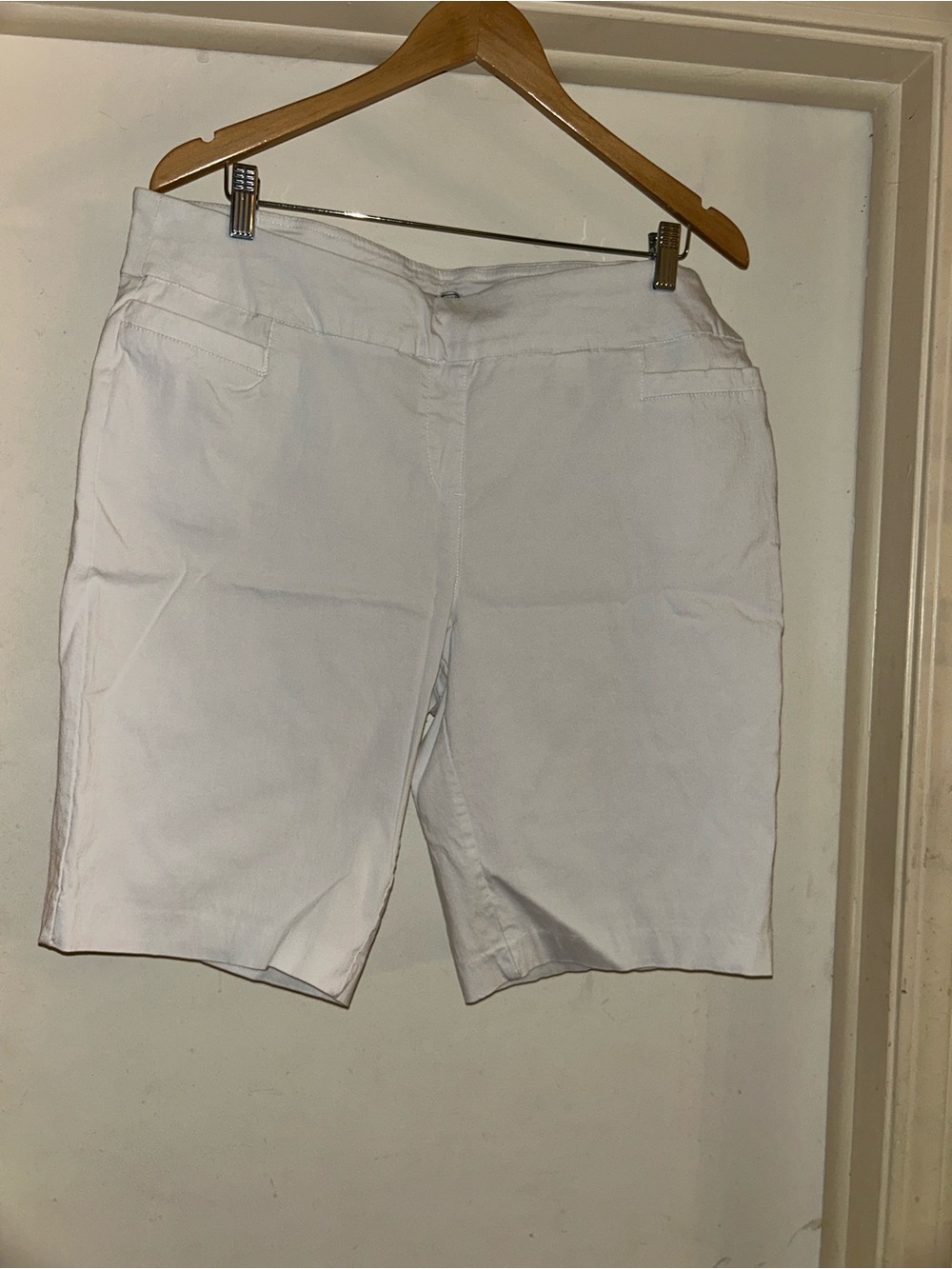 Dana Buchman White Bermuda Shorts - Stretch Knit